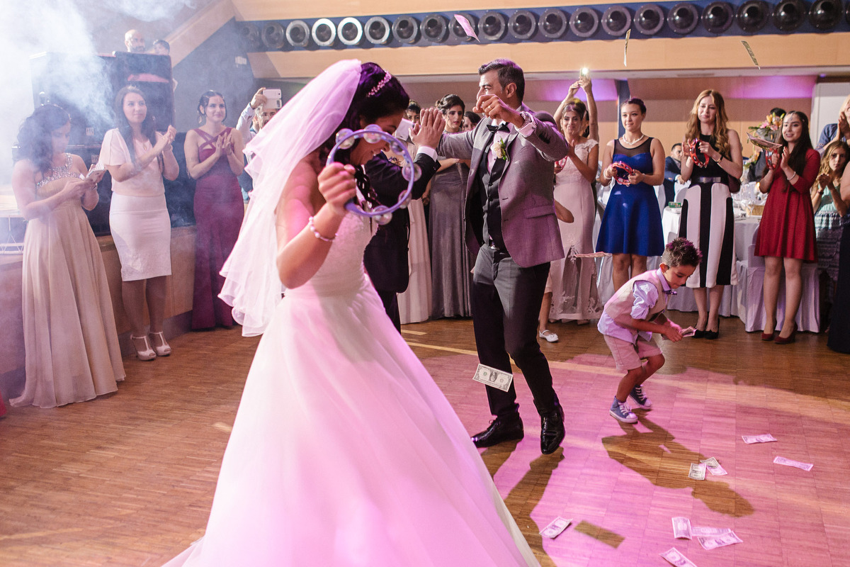 Fotos einer Türkischen Hochzeit in der Freiheitshalle Hof vom Hochzeitsfotografen Thomas Langer für kissweddings.de