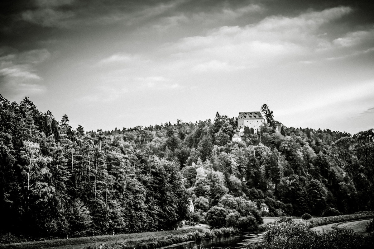 Foto einer Mittelalterhochzeit in Igensdorf und Burg Rabeneck in der Fraenkischen Schweiz.