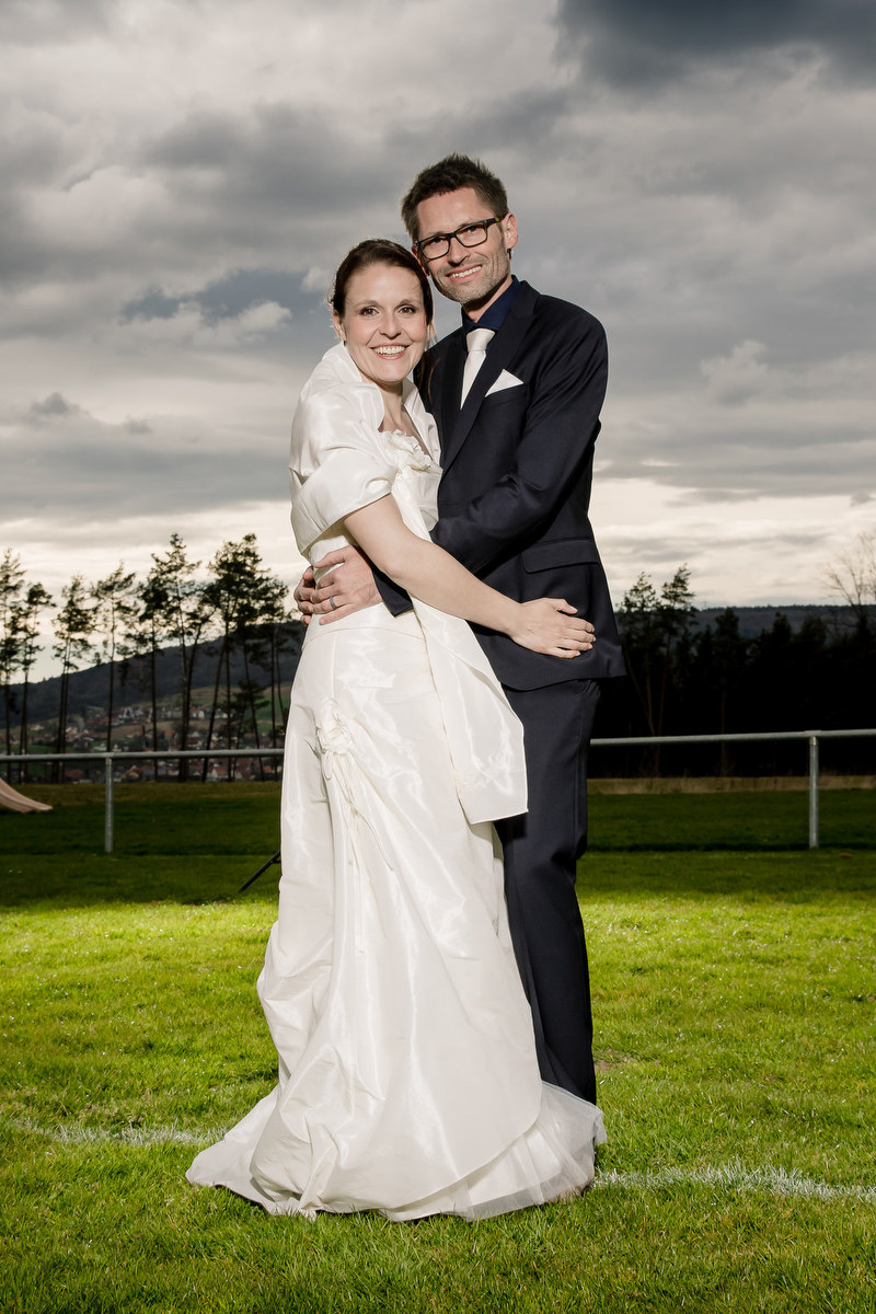 Foto einer Hochzeit mit Brautvorbereitung und Trauung in Forchheim, Portraits am Walberla und Feier in Kirchehrenbach.