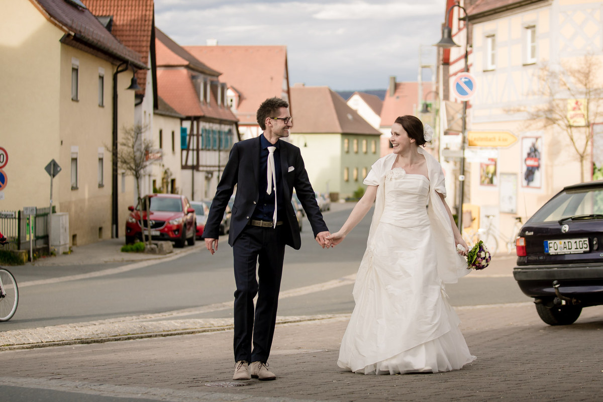 Foto einer Hochzeit mit Brautvorbereitung und Trauung in Forchheim, Portraits am Walberla und Feier in Kirchehrenbach.