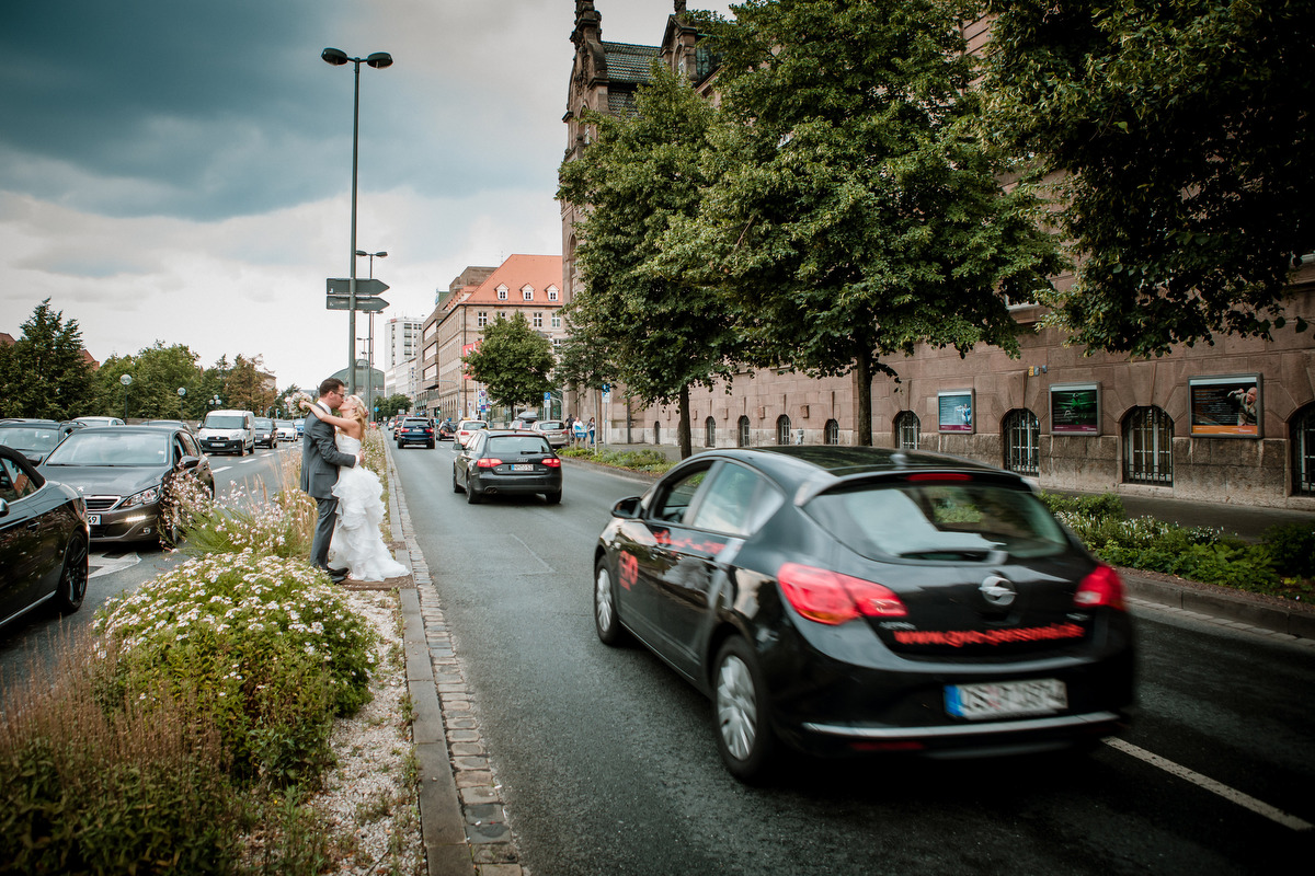 Urbane Hochzeitsfotos in Nürnberg vom Fotografen Thomas Langer für kissweddings.de